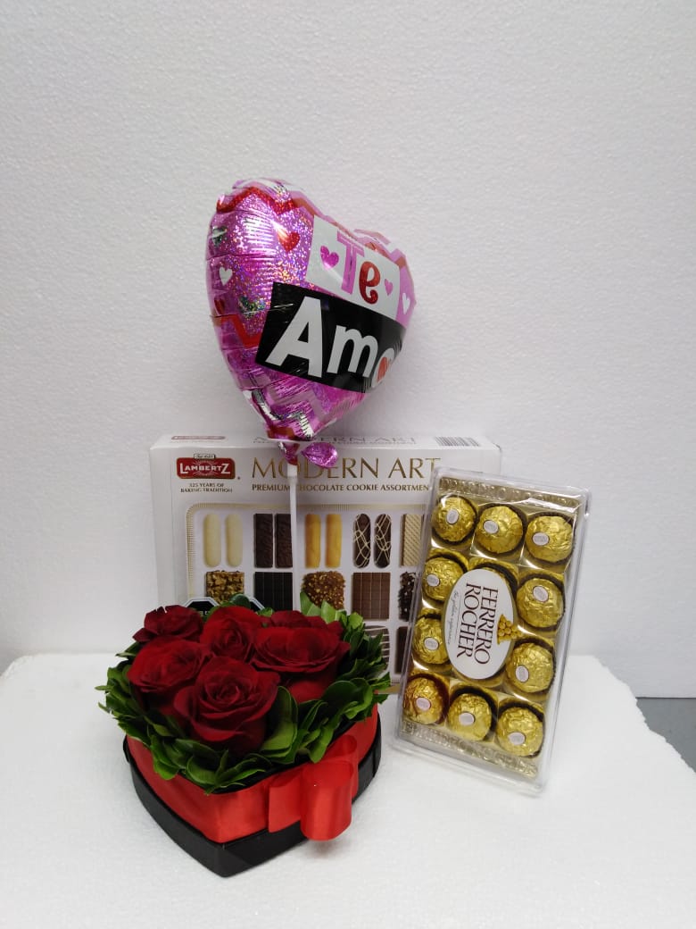 Caja corazn con 6 Rosas ms Bombones Ferrero Rocher 150grs, Galletas 500 grs y Globito 